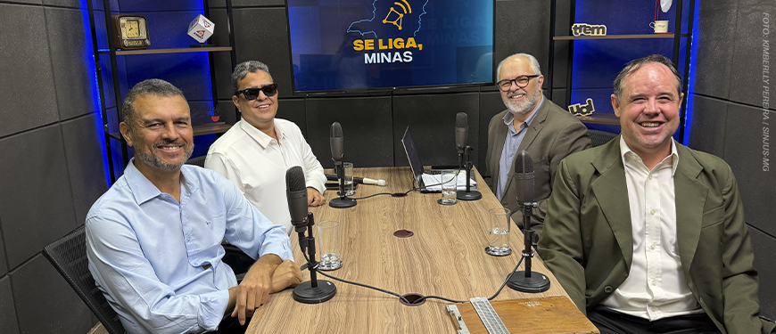 Imagem acessível: Arte sobre o videocast Se Liga, Minas, com o título “Tecnologias assistivas e combate ao capacitismo são tema do Se Liga, Minas”. A foto mostra, em um estúdio de gravação, Alex Aguiar, Milton Carvalho, Willian de Lelis Brás Nascentes e o jornalista Orion Teixeira sentados ao redor de uma mesa com microfones. O episódio debateu como as tecnologias assistivas ampliam a autonomia das pessoas com deficiência e a importância da conscientização para superar barreiras atitudinais e combater o capacitismo.