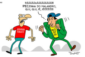 Charge com um homem com camisa estrita “servidor público” sendo assustado por outro homem vestindo boné com a aba para o lado, terno verde e camisa amarela escrita “PECs 57 e 32. Este segundo homem diz a seguinte frase para o primeiro: "Ráááááááááááá. Peczinha do Malandro, Glu, Glu, Ié, iééééé!".