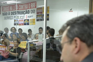 Comissão de Constituição e Justiça, ao fundo se vê pessoas que participaram da análise de proposições, a faixa do Sinjus na luta contra a RRF.