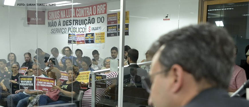 Comissão de Constituição e Justiça, ao fundo se vê pessoas que participaram da análise de proposições, a faixa do Sinjus na luta contra a RRF.