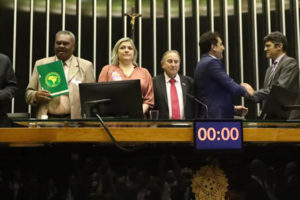 Imagem Acessível: Presidente da CSPB, João Domingos Gomes dos Santos em sessão solene em homenagem aos servidores públicos e em audiência pública na Câmara dos Deputados.