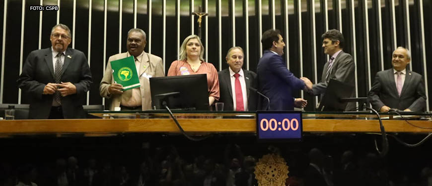 Imagem Acessível: Presidente da CSPB, João Domingos Gomes dos Santos em sessão solene em homenagem aos servidores públicos e em audiência pública na Câmara dos Deputados.