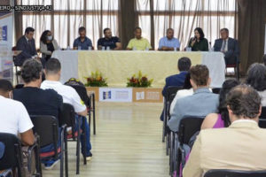 Foto tirada do I Encontro das Advogadas e Advogados dos Sindicatos da Justiça Estadual da perspectiva do fundo da sala.