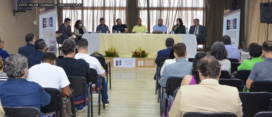 Foto tirada do I Encontro das Advogadas e Advogados dos Sindicatos da Justiça Estadual da perspectiva do fundo da sala.