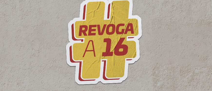 Montagem digital de um adesivo com a mensagem #REVOGAA16 sobre uma parede, o adesivo é tem cor de fundo amarelo com o texto em vermelho.