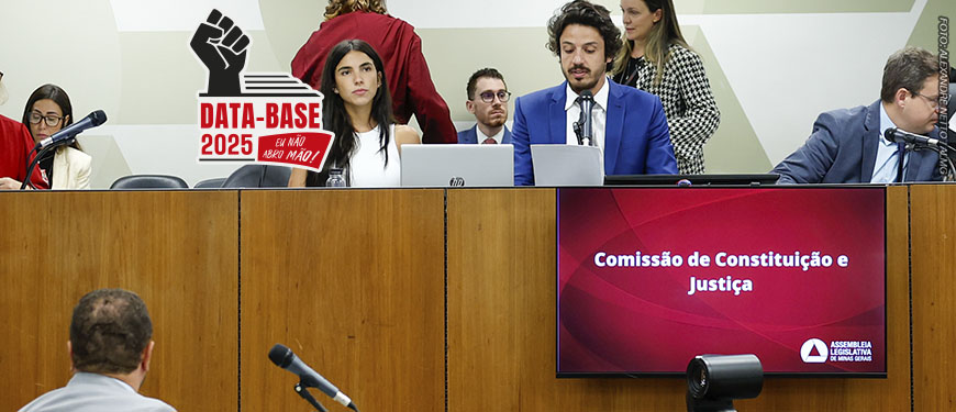 A imagem mostra uma sessão da Comissão de Constituição e Justiça (CCJ) da Assembleia Legislativa de Minas Gerais, com o parlamentar Doorgal Andrada na presidência da Comissão, falando ao microfone. Há ainda um selo com o punho erguido e a frase “Data-Base 2025 – Eu não abro mão!”, reforçando o tom de pressão e mobilização da categoria pela aprovação do projeto.