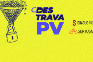 Ilustração com fundo amarelo vibrante que transmite a ideia de bloqueio ou impedimento de fluxo. . À direita, há uma ilustração de funil em estilo simples, ele está cheio de várias pequenas esferas com uma silhueta estilizada de uma figura humana. As esferas que caem para dentro deste funil, na saída do funil há um cadeado, impedindo a passagem. À esquerda, há um selo em tons de azul arroxeado com um cadeado estilizado, nele se lê em letras grandes "DESTRAVA PV”. Na parte inferior, aparecem os logotipos do Sinjus-MG e do Serjusmig.