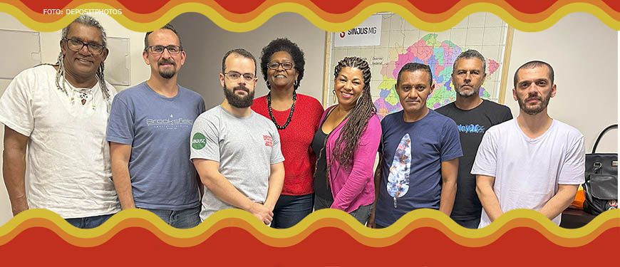 Lideranças do Movimento Negro Unificado reunidos com dirigentes do SINJUS-MG e membros do coletivo SINJUS Antirracista. Em ordem: o coordenador estadual do MNU, José Carlos Souza, o diretor de Comunicação e Imprensa do SINJUS, Alexandre Gomes, o diretor de Finanças do SINJUS, Felipe Rodrigues, a ex-diretora do SINJUS, Cleonice Amorim, a coordenadora regional MNU, Simone Sterlina, o diretor de Formação Política e Sindical do SINJUS, Jonas Pinheiro e o diretor-geral, Alexandre Pires.