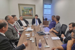 Em uma ampla mesa de reuniões estão os representantes da Presidência do TJMG com os dirigentes do SINJUS, do Serjusmig e do Sindojus/MG