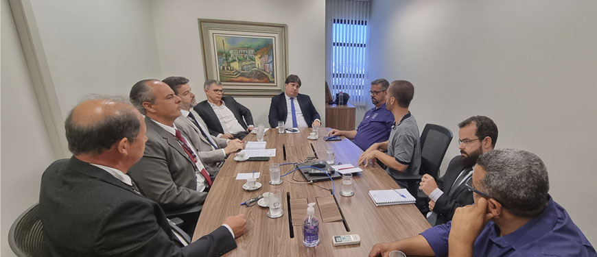 Em uma ampla mesa de reuniões estão os representantes da Presidência do TJMG com os dirigentes do SINJUS, do Serjusmig e do Sindojus/MG