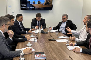 Fotografia da reunião com diretores do TJMG, representantes do Sinjus, Serjusmig, estão em volta de uma mesa, sentados