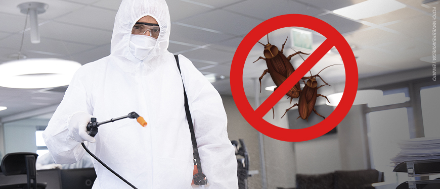 A imagem mostra um profissional vestido com equipamento de proteção (macacão branco, máscara e óculos), segurando pulverizador, realizando ação de dedetização em ambiente interno. Ao lado, há o símbolo de exterminação sobre a imagem de baratas, reforçando a ideia de combate à infestação.