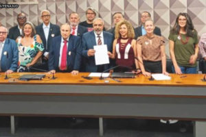 Imagem Acessível: Representantes da Fenajud e outras entidades reunidas com o senador Paulo Paim.