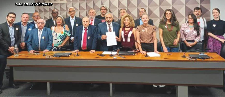 Imagem Acessível: Representantes da Fenajud e outras entidades reunidas com o senador Paulo Paim.