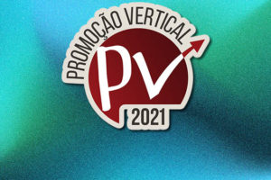 Selo da Promoção Vertical 2021, em tons de vermelho sobre fundo azul.