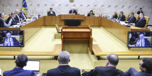 Registro de reunião plenária no Supremo Tribunal Federal, presidida pelo ministro Edson Fachin, com a participação de todos os ministros do STF.