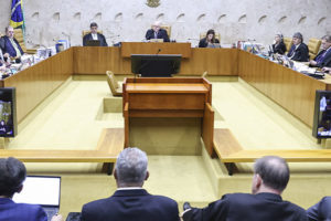 Registro de reunião plenária no Supremo Tribunal Federal, presidida pelo ministro Edson Fachin, com a participação de todos os ministros do STF.