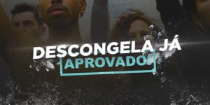 A imagem mostra homens e mulheres de punho erguido em sinal de protesto. Sobre a imagem, em letras grandes e brancas, está escrito: “DESCONGELA JÁ”.