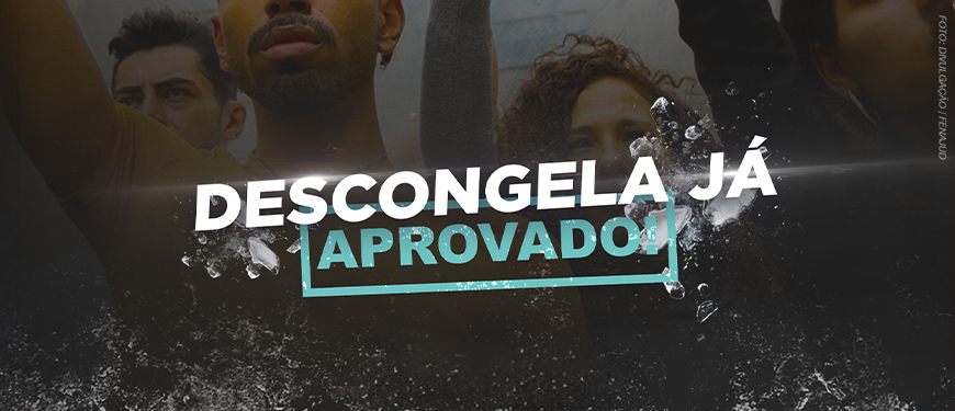 A imagem mostra homens e mulheres de punho erguido em sinal de protesto. Sobre a imagem, em letras grandes e brancas, está escrito: “DESCONGELA JÁ”.