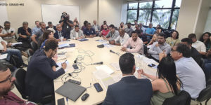 Coordenador geral do SINJUS-MG, Alexandre Pires e o diretor de Assuntos Jurídicos do Sindicato, Felipe Rodrigues, na primeira reunião preparatória para o Ciclo de Debates sobre o Regime de Recuperação Fiscal (RRF), na Assembleia Legislativa de Minas Gerais (ALMG). Há dezenas de pessoas presentes, entre elas estão membros de entidades representativas de servidores estaduais e a equipe do deputado Lucas Lasmar, que solicitou o evento.