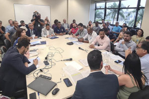 Coordenador geral do SINJUS-MG, Alexandre Pires e o diretor de Assuntos Jurídicos do Sindicato, Felipe Rodrigues, na primeira reunião preparatória para o Ciclo de Debates sobre o Regime de Recuperação Fiscal (RRF), na Assembleia Legislativa de Minas Gerais (ALMG). Há dezenas de pessoas presentes, entre elas estão membros de entidades representativas de servidores estaduais e a equipe do deputado Lucas Lasmar, que solicitou o evento.