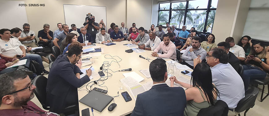 Coordenador geral do SINJUS-MG, Alexandre Pires e o diretor de Assuntos Jurídicos do Sindicato, Felipe Rodrigues, na primeira reunião preparatória para o Ciclo de Debates sobre o Regime de Recuperação Fiscal (RRF), na Assembleia Legislativa de Minas Gerais (ALMG). Há dezenas de pessoas presentes, entre elas estão membros de entidades representativas de servidores estaduais e a equipe do deputado Lucas Lasmar, que solicitou o evento.