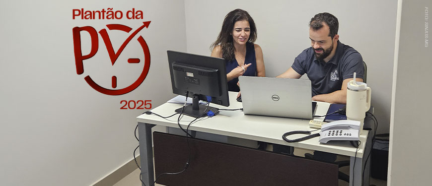 A imagem mostra uma mulher de cabelos castanhos compridos e um homem branco, de barba e cabelos castanhos, vestindo camisa cinza do SINJUS, sentados lado a lado em uma mesa de atendimento, analisando informações em um notebook. O homem que faz o atendimento é o coordenador-geral do Sindicato, Felipe Rodrigues. Sobre a fotografia, aparece o símbolo vermelho do Plantão da PV 2025, com uma seta ascendente integrada a um relógio.