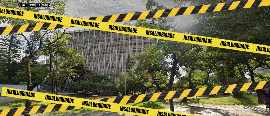 Foto diurna da fachada do edifício do TJMG situado à Praça Milton Campos. Sobre a foto,foram aplicadas faixas, em amarelo e preto, com a palavra "insalubridade", indicando o estado do local.