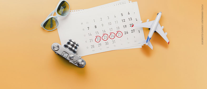 Arte em tons de laranja com uma mesa sobre a qual estão um calendário, uma câmera fotográfica, um pequeno avião de brinquedo e óculos de sol. Algumas datas estão circuladas em vermelho.