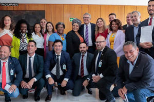 Grupo de parlamentares de Minas Gerais posam para foto com o Ministro Alexandre Padilha após reunião. Conteúdo textual: MOBILIZAÇÃO SINDICAL - “RRF DE ZEMA NÃO SERÁ ACEITO COMO ESTÁ”, DIZ MINISTRO ALEXANDRE PADILHA.