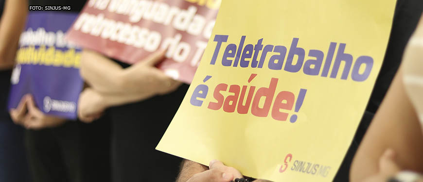Em perspectiva estão servidores portando diversos cartazes, contendo palavras de ordem em protesto a favor do Teletrabalho no TJMG.