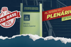 Imagem com fundo azul escuro e uma faixa rasgada na parte inferior. À esquerda, há um selo vermelho com um punho levantado e as palavras "DATA-BASE 2024". À direita, uma fotografia mostra uma placa verde com o texto "Assembleia Legislativa do Estado de Minas Gerais - Plenário Galeria Superior". Acima da placa, um banner vermelho e amarelo com o texto "PL 3213/24 no Plenário (2º turno)". Crédito da foto: Willian Dias/ALMG.