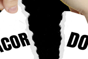 Imagem com fundo preto, onde se vê uma mão segurando uma folha em branco, sendo rasgada e nela está escrito "Acordos".