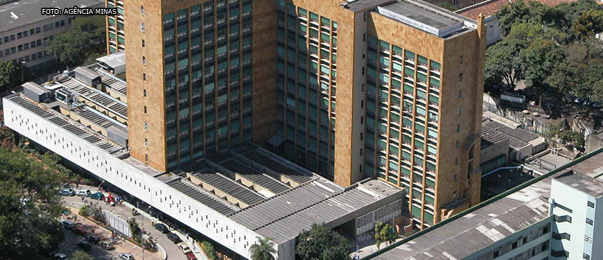 Vista aérea do Hospital Governador Israel Pinheiro (HGIP), do IPSEMG, no centro de Belo Horizonte. Conteúdo textual: DESMONTE - HOSPITAL DO IPSEMG TERÁ 17 LEITOS FECHADOS; SINDICATO DENUNCIA FALTA DE EQUIPE
