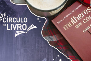 Banner do Círculo do Livro com o livro Mulheres que correm com os lobos, de Clarissa Pinkola Estés, ao lado de uma xícara de café sobre uma manta xadrez. Ao fundo, há uma superfície de madeira escura e o logotipo “Círculo do Livro”.