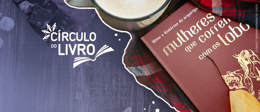 Banner do Círculo do Livro com o livro Mulheres que correm com os lobos, de Clarissa Pinkola Estés, ao lado de uma xícara de café sobre uma manta xadrez. Ao fundo, há uma superfície de madeira escura e o logotipo “Círculo do Livro”.