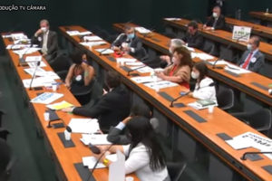 Imagem ampla da sala em que ocorreu a reunião da Comissão Especial da PEC 32. O enquadramento mostra deputados e deputadas sentadas em bancadas de madeira enfileiradas umas detrás das outras.