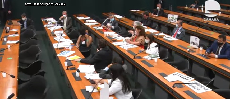 Imagem ampla da sala em que ocorreu a reunião da Comissão Especial da PEC 32. O enquadramento mostra deputados e deputadas sentadas em bancadas de madeira enfileiradas umas detrás das outras.