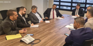 Reunião de representantes sindicais e presidência do TJMG. Entre os presentes estão o cooordenador-geral do SINJUS-MG, Alexandre Pires e o diretor de finanças Felipe Rodrigues.