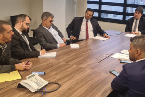 Reunião de representantes sindicais e presidência do TJMG. Entre os presentes estão o cooordenador-geral do SINJUS-MG, Alexandre Pires e o diretor de finanças Felipe Rodrigues.