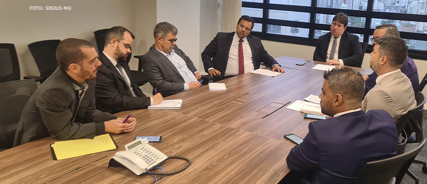 Reunião de representantes sindicais e presidência do TJMG. Entre os presentes estão o cooordenador-geral do SINJUS-MG, Alexandre Pires e o diretor de finanças Felipe Rodrigues.