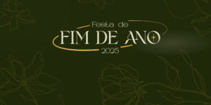 Imagem Acessível: Imagem com fundo verde-escuro e desenhos finos de flores nas bordas. No centro, lê-se em destaque: “Festa de Fim de Ano 2025”. Conteúdo textual: Nova data em breve - Disponibilização de convites da Festa de Fim de Ano é adiada devido a ato contra Reforma Administrativa.