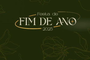Imagem Acessível: Imagem com fundo verde-escuro e desenhos finos de flores nas bordas. No centro, lê-se em destaque: “Festa de Fim de Ano 2025”. Conteúdo textual: Nova data em breve - Disponibilização de convites da Festa de Fim de Ano é adiada devido a ato contra Reforma Administrativa.