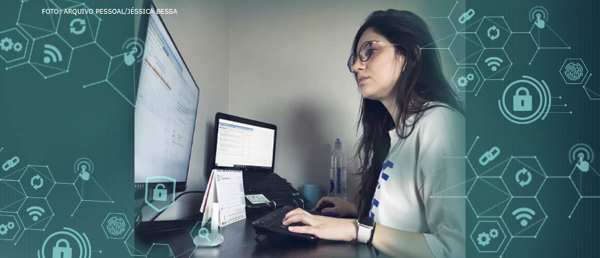 Foto de uma mulher de pele clara de cabelos pretos e longos usando blusa branca e óculos de grau usando o computador em seu home office. Aplicado sobre a foto ícones que remetem a tecnologia e comunicação em tons de azul.