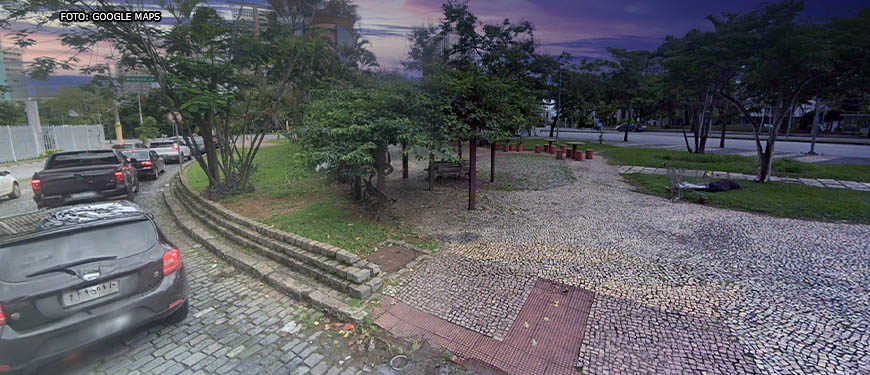 Foto da Praça Milton Campos, no bairro Serra, ao entardecer, há carros passando na rua ao lado, mas não há pessoas ocupando o local.