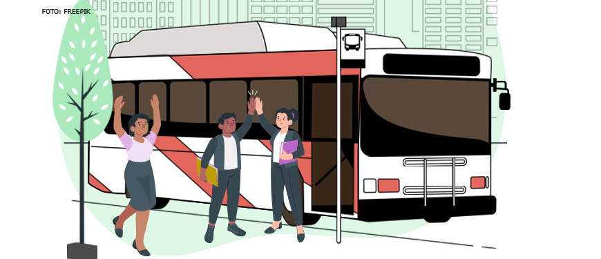 magem ilustrativa de uma cidade ao fundo com o foco em um ônibus e passageiros entrando no mesmo, ao lado dos passageiros se vê uma árvore e um poste com a sinalização da parada de ônibus.