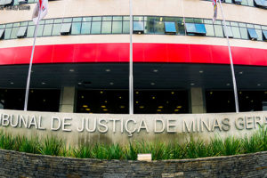 Fachada do TJMG na Avenida Afonso Pena, onde há o letreiro em concreto com o conteúdo textual: "Tribunal de Justiça de Minas Gerais''.