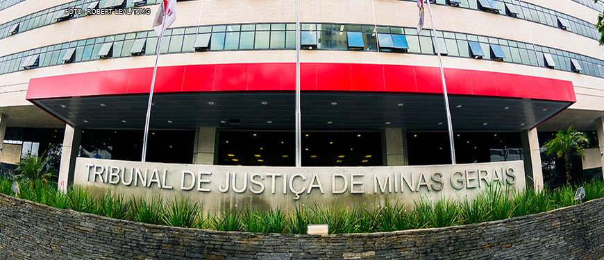 Fachada do TJMG na Avenida Afonso Pena, onde há o letreiro em concreto com o conteúdo textual: "Tribunal de Justiça de Minas Gerais''.