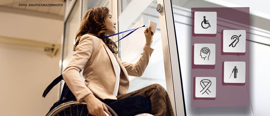 Fotografia em um ambiente de trabalho, onde se vê uma mulher cadeirante, de pele clara, cabelos castanhos, com vestimentas sociais, segurando uma credencial e mostrando em frente a uma porta de vidro, ao lado se vê ícones que simbolizam deficiências, tais como: cadeirante, deficiência visual, auditiva.