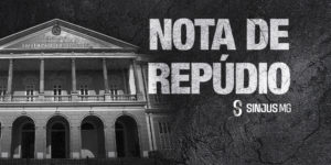 Imagem acessível: A imagem possui fundo escuro em preto e branco e textura áspera. Na parte superior, em letras grandes e com aparência desgastada, lê-se: “NOTA DE REPÚDIO”. Logo abaixo, dentro de uma faixa branca, está escrito: “SINJUS-MG repudia ações do TJPA contra manifestações sindicais”. Na base da imagem centralizada, aparece a fachada do Tribunal de Justiça do Estado do Pará (TJPA). No rodapé, aparece o logotipo do SINJUS-MG.